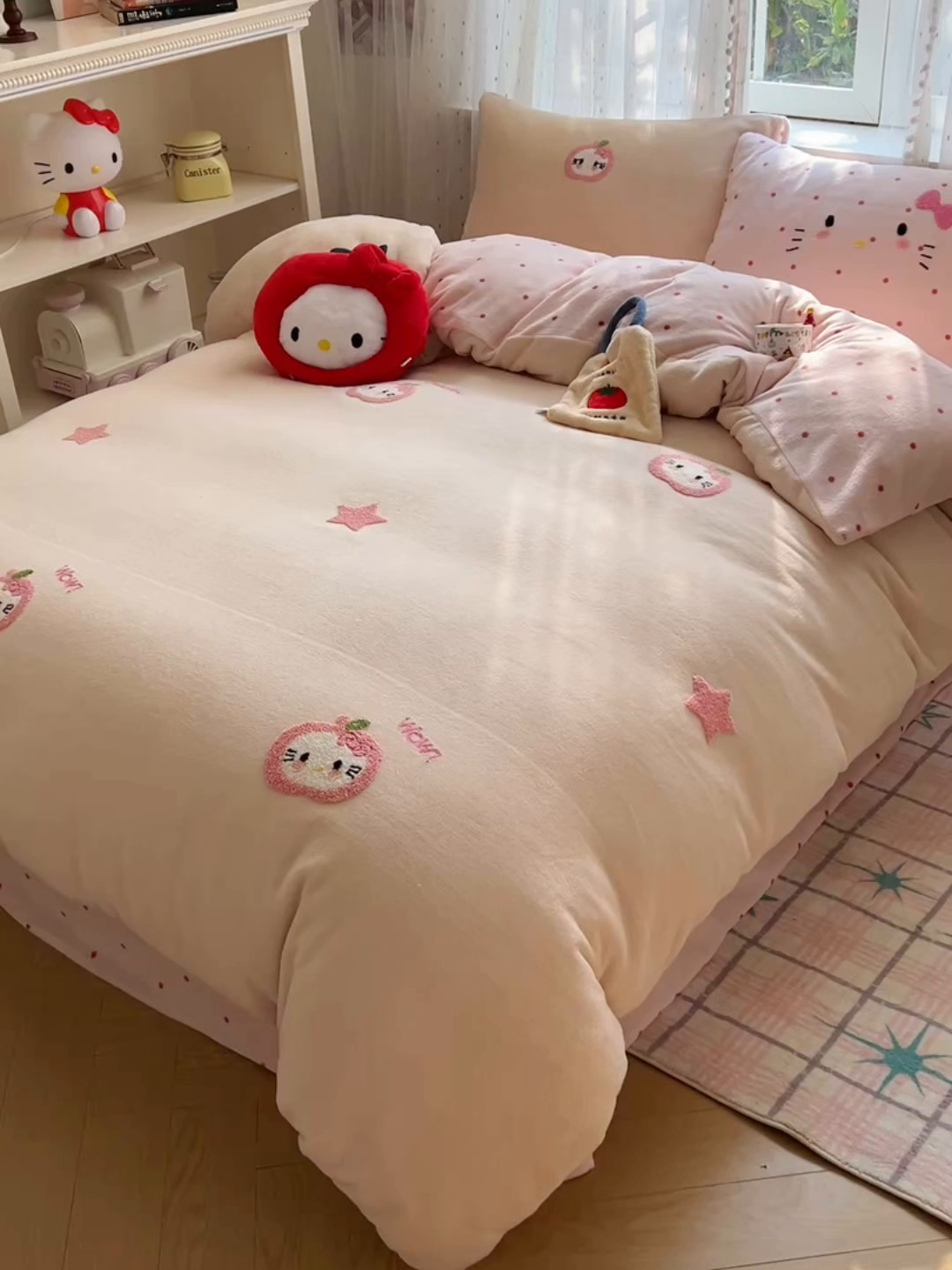 91家纺网 家纺一手货源 找家纺 顾里家纺 2025秋冬新款童趣毛巾绣印花牛奶绒四件套 粉苹果喵
