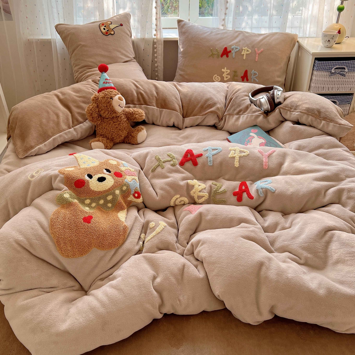 顾里家纺 2025秋冬新款童趣毛巾绣印花牛奶绒四件套 萌主小熊