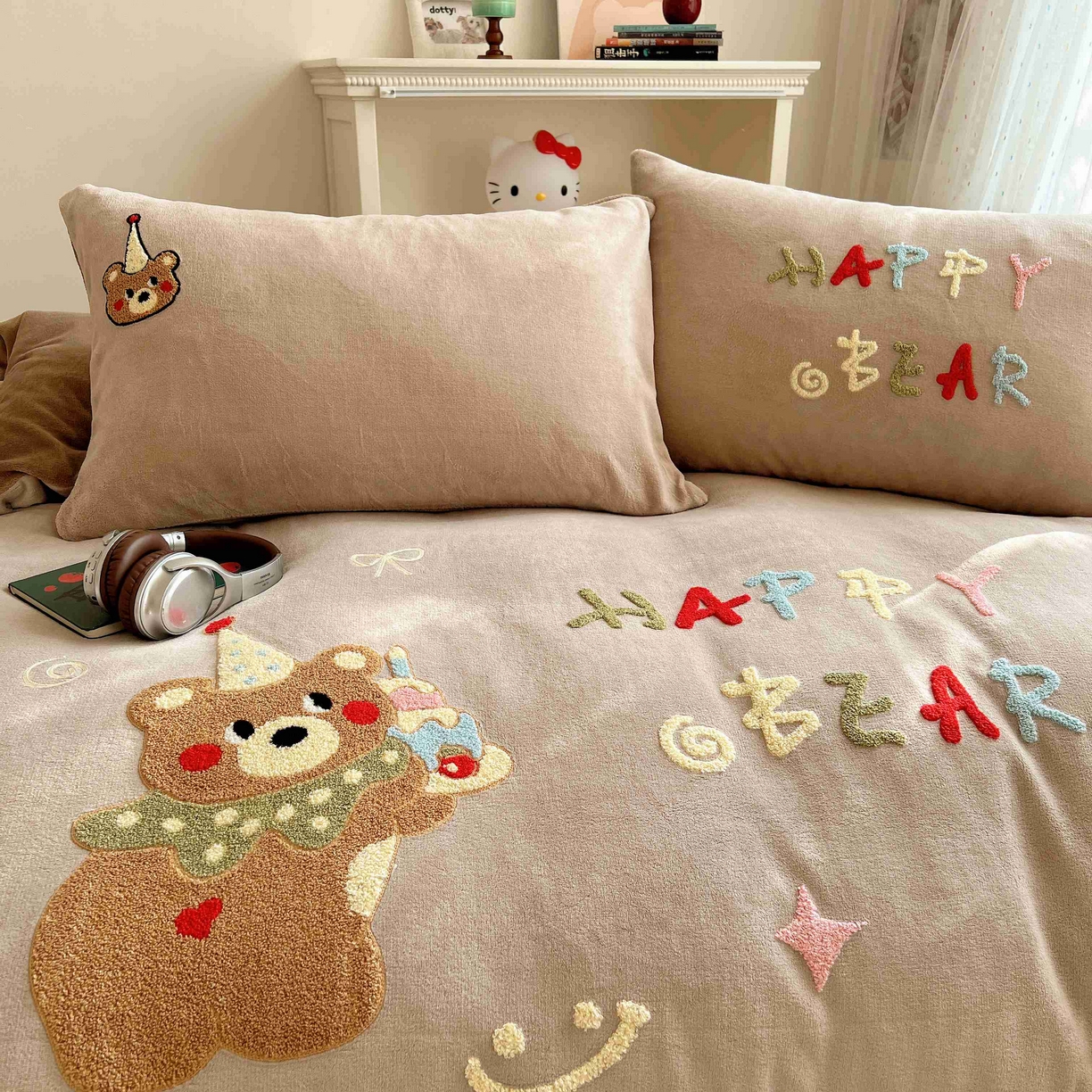 91家纺网 家纺一手货源 找家纺 顾里家纺 2025秋冬新款童趣毛巾绣印花牛奶绒四件套 萌主小熊