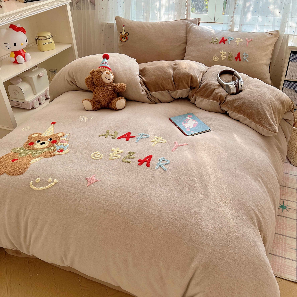 91家纺网 家纺一手货源 找家纺 顾里家纺 2025秋冬新款童趣毛巾绣印花牛奶绒四件套 萌主小熊