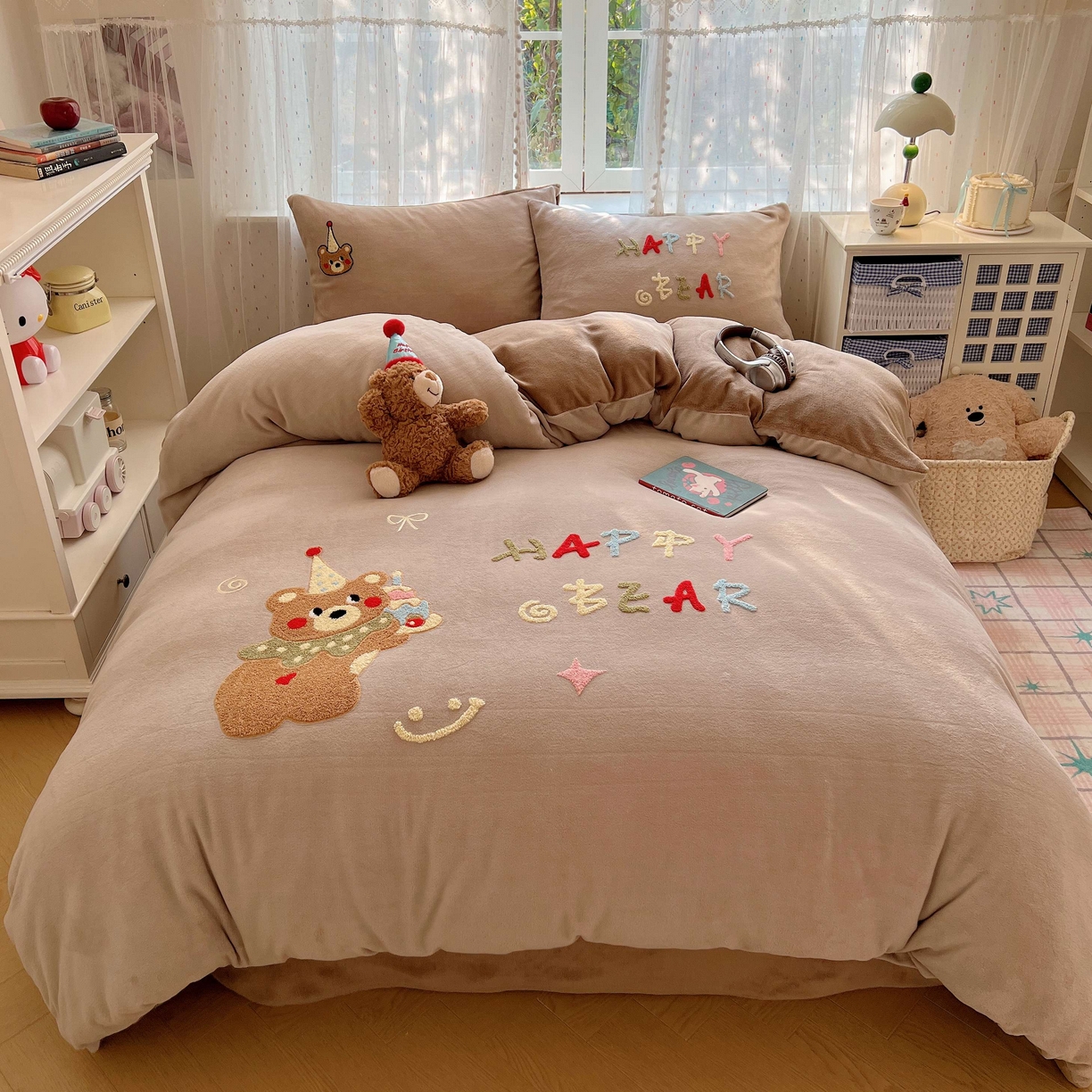 91家纺网 家纺一手货源 找家纺 顾里家纺 2025秋冬新款童趣毛巾绣印花牛奶绒四件套 萌主小熊