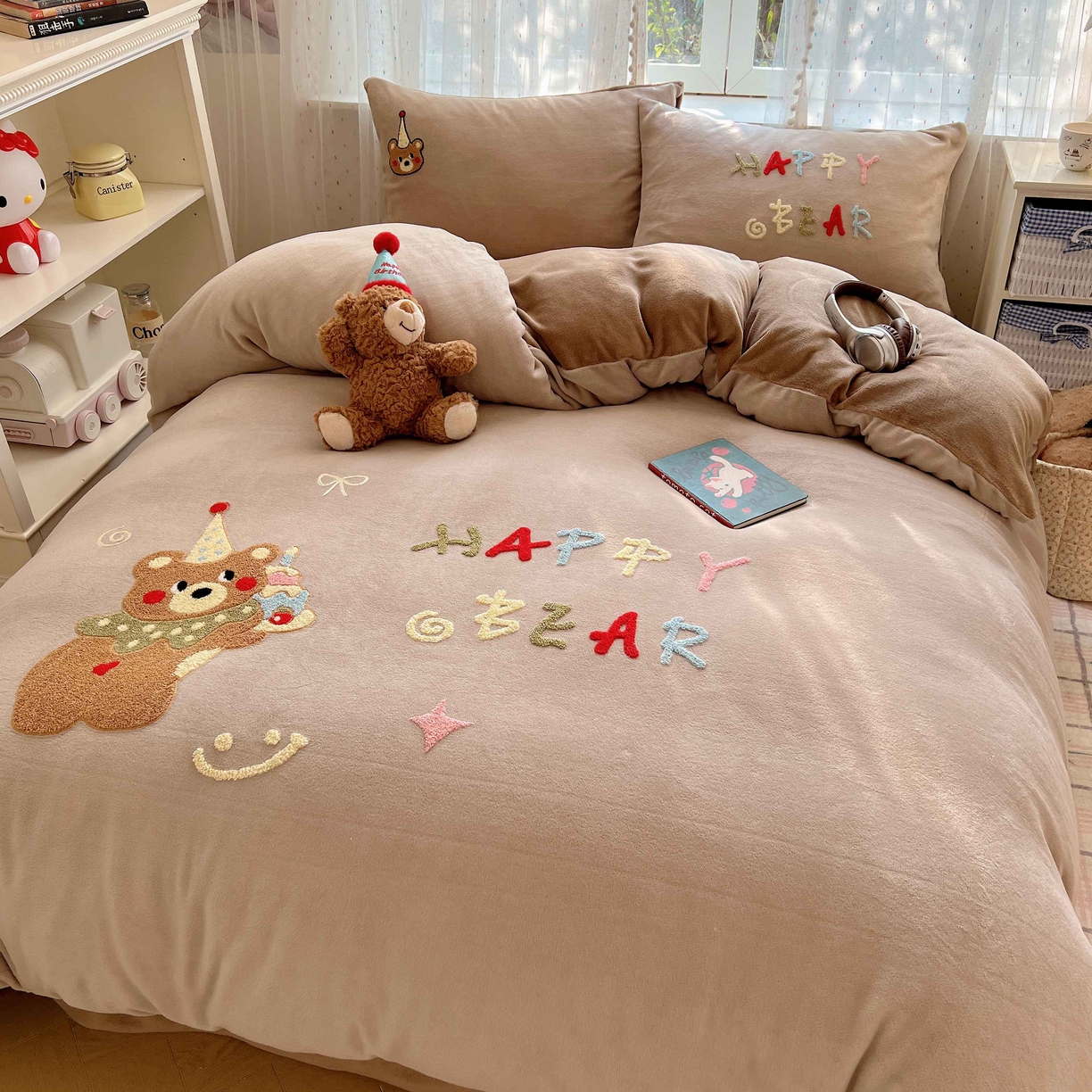 91家纺网 家纺一手货源 找家纺 顾里家纺 2025秋冬新款童趣毛巾绣印花牛奶绒四件套 萌主小熊