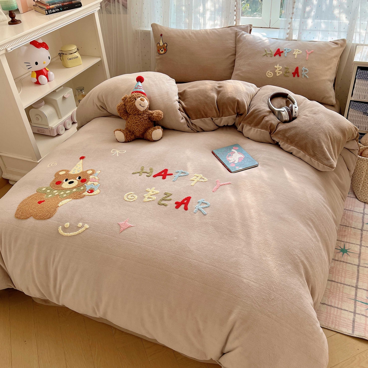 91家纺网 家纺一手货源 找家纺 顾里家纺 2025秋冬新款童趣毛巾绣印花牛奶绒四件套 萌主小熊