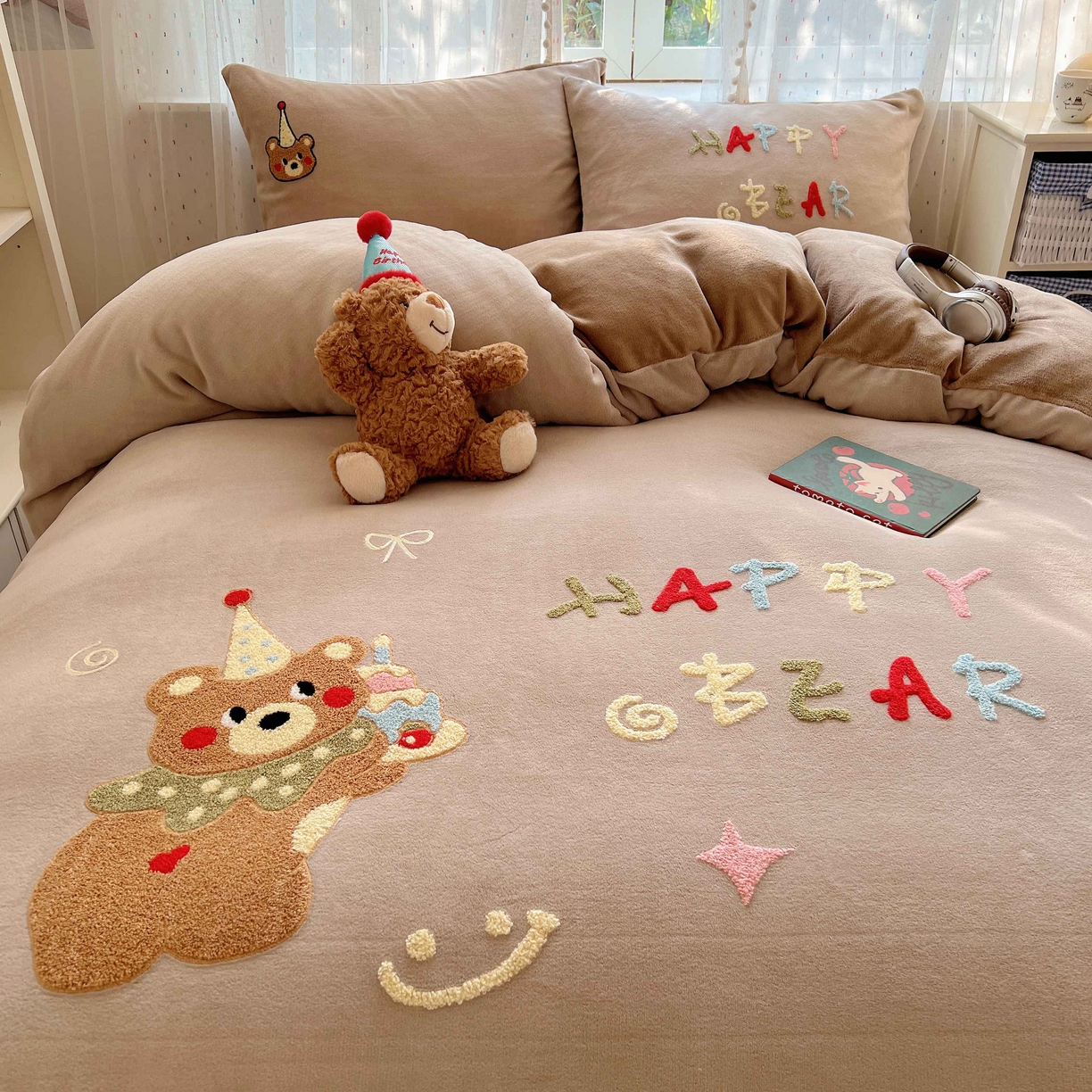 91家纺网 家纺一手货源 找家纺 顾里家纺 2025秋冬新款童趣毛巾绣印花牛奶绒四件套 萌主小熊