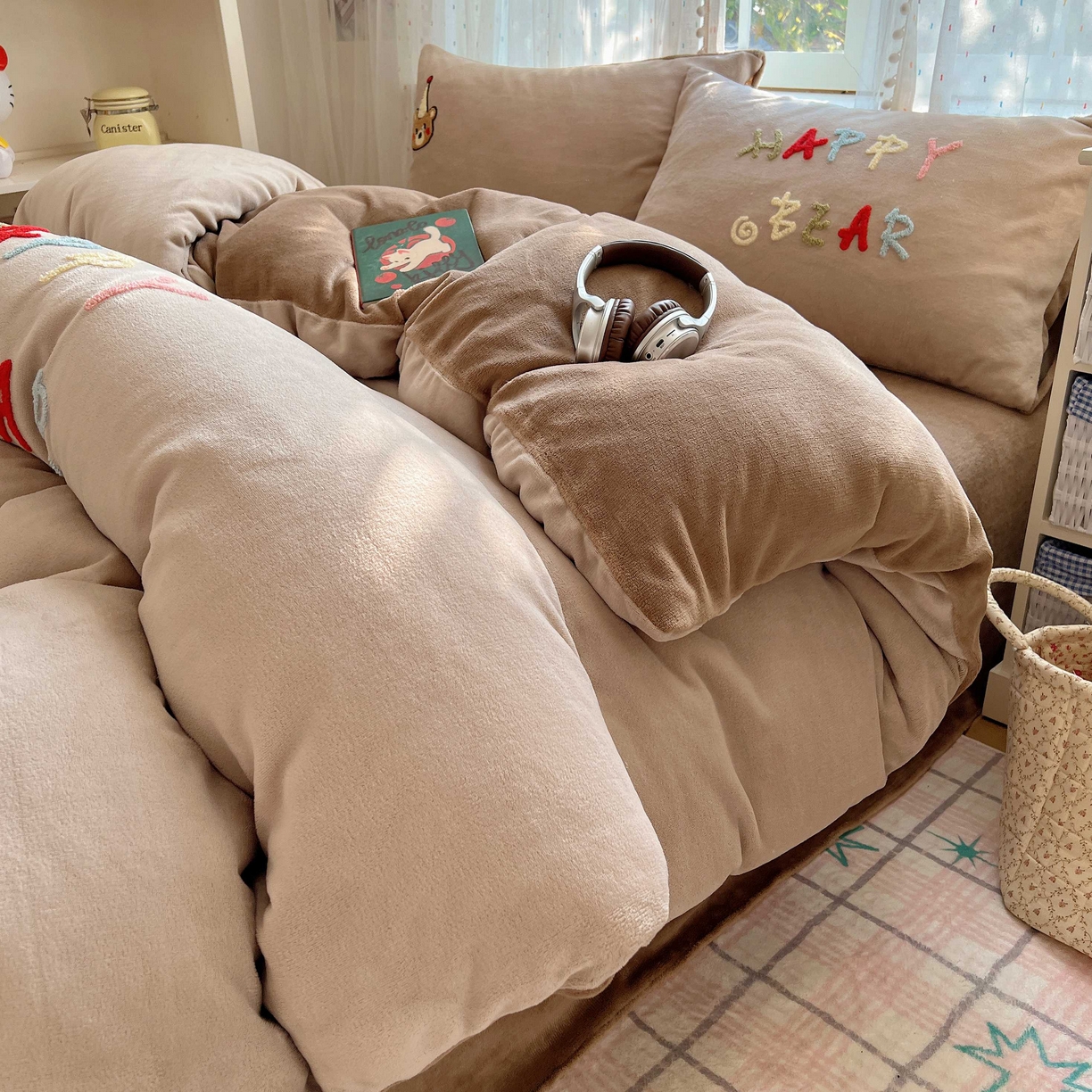 91家纺网 家纺一手货源 找家纺 顾里家纺 2025秋冬新款童趣毛巾绣印花牛奶绒四件套 萌主小熊