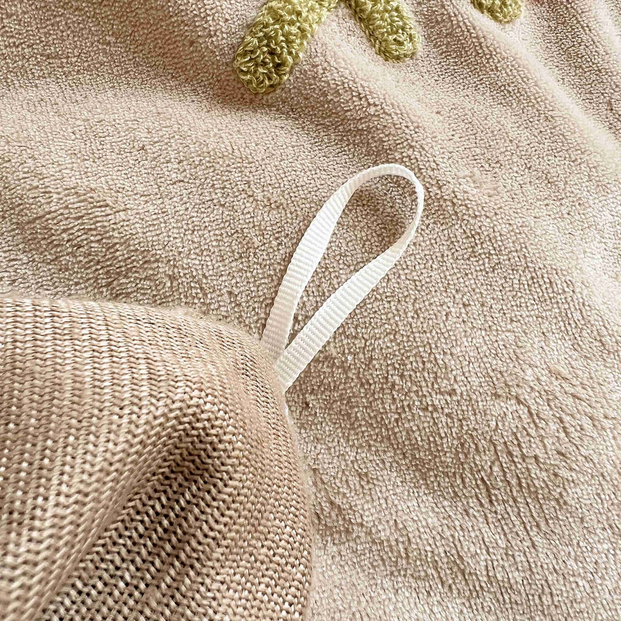 91家纺网 家纺一手货源 找家纺 顾里家纺 2025秋冬新款童趣毛巾绣印花牛奶绒四件套 萌主小熊