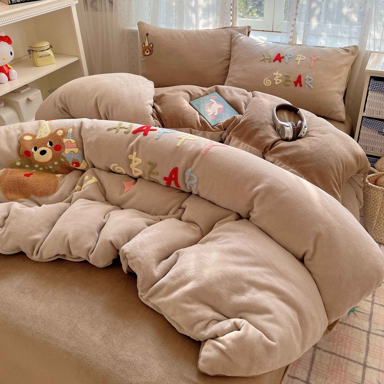 91家纺网 家纺一手货源 找家纺 顾里家纺 2025秋冬新款童趣毛巾绣印花牛奶绒四件套 萌主小熊