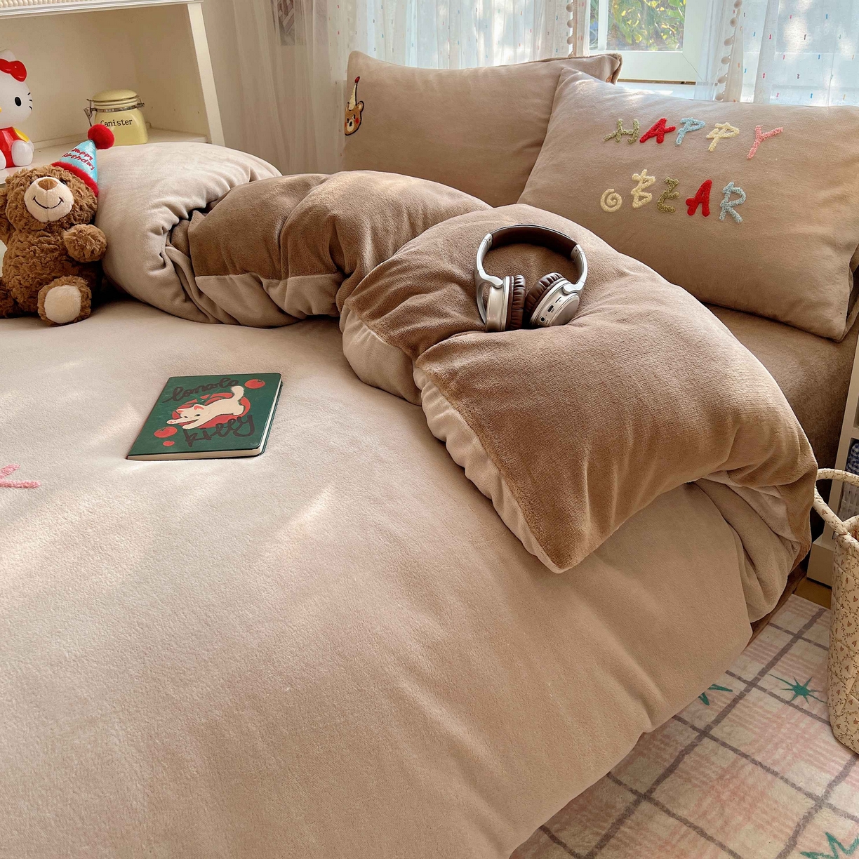 91家纺网 家纺一手货源 找家纺 顾里家纺 2025秋冬新款童趣毛巾绣印花牛奶绒四件套 萌主小熊