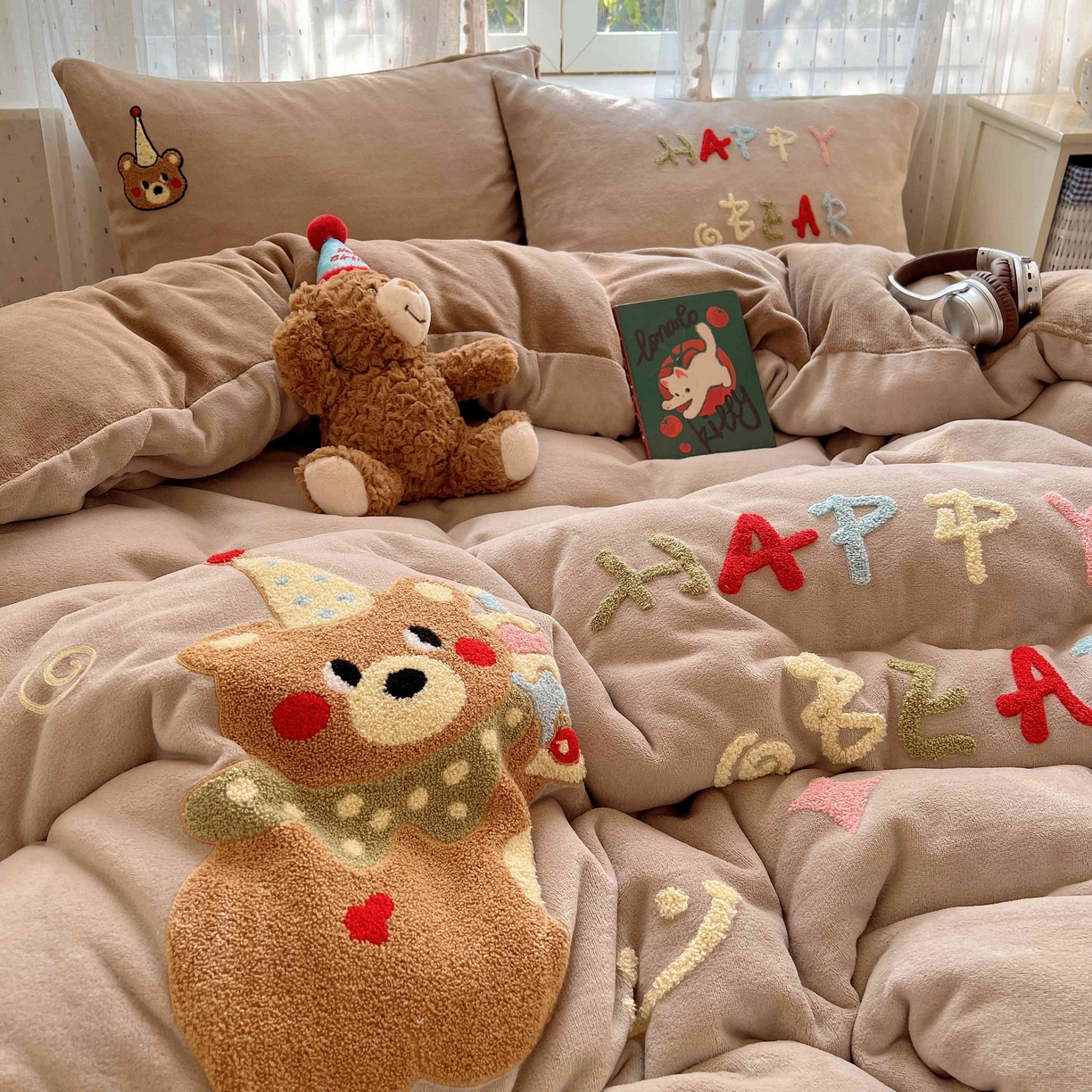 91家纺网 家纺一手货源 找家纺 顾里家纺 2025秋冬新款童趣毛巾绣印花牛奶绒四件套 萌主小熊