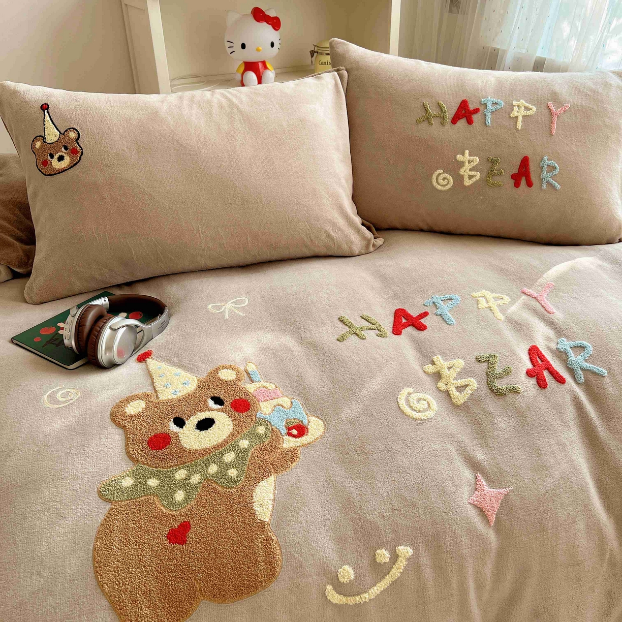 91家纺网 家纺一手货源 找家纺 顾里家纺 2025秋冬新款童趣毛巾绣印花牛奶绒四件套 萌主小熊