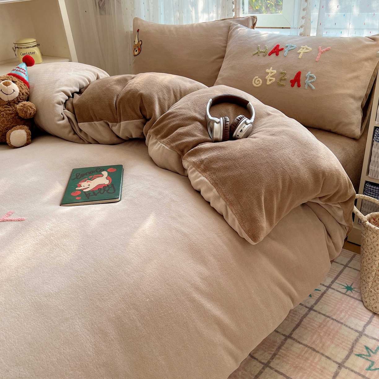 91家纺网 家纺一手货源 找家纺 顾里家纺 2025秋冬新款童趣毛巾绣印花牛奶绒四件套 萌主小熊