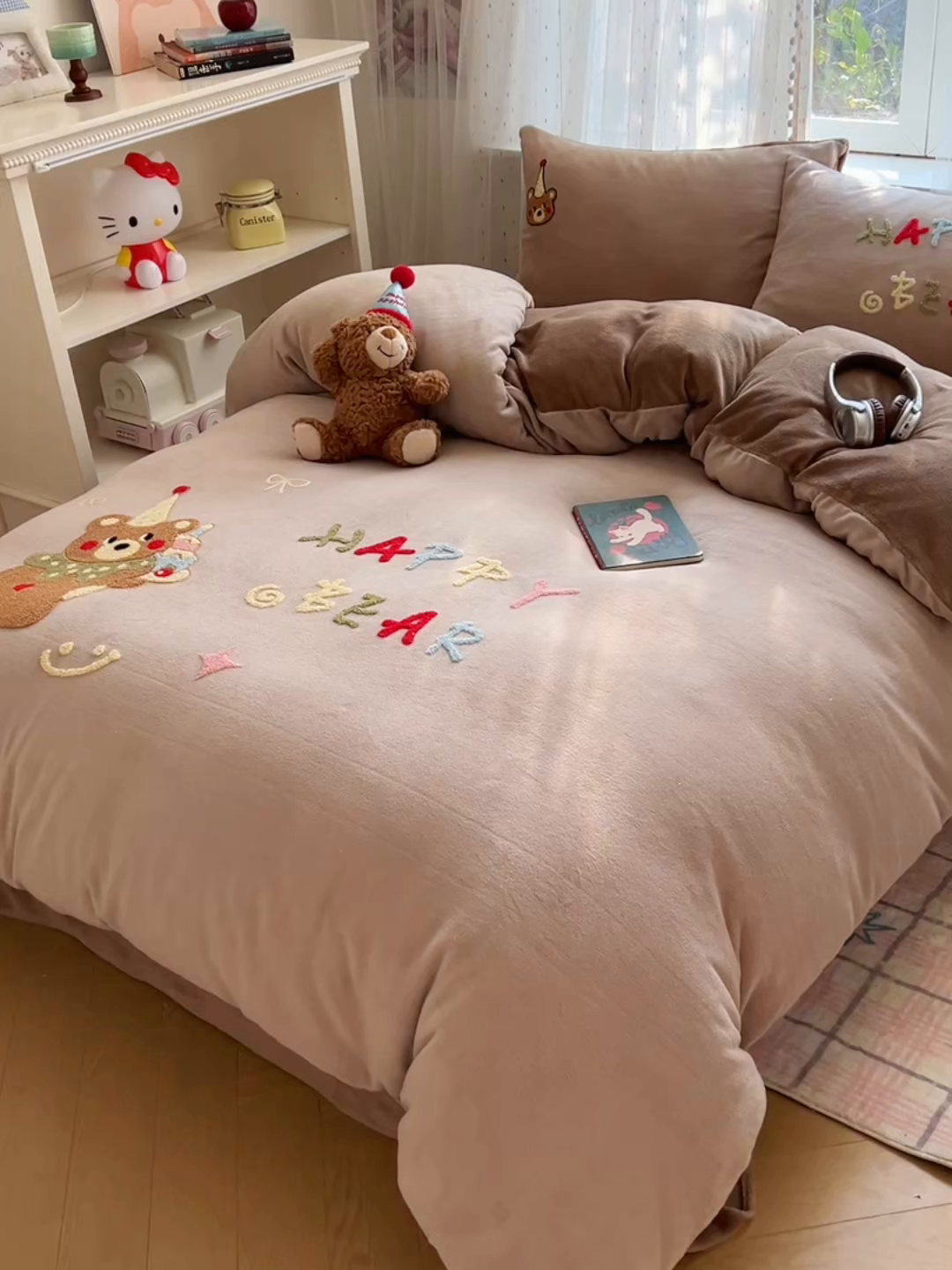 91家纺网 家纺一手货源 找家纺 顾里家纺 2025秋冬新款童趣毛巾绣印花牛奶绒四件套 萌主小熊