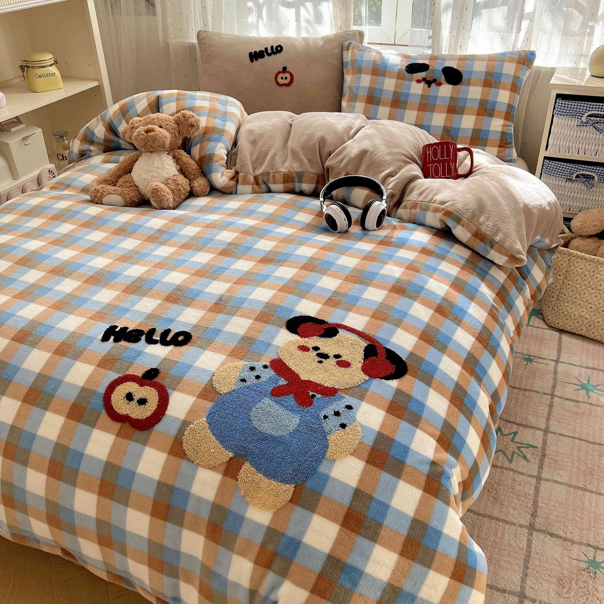 91家纺网 家纺一手货源 找家纺 顾里家纺 2025秋冬新款童趣毛巾绣印花牛奶绒四件套 摩卡小熊