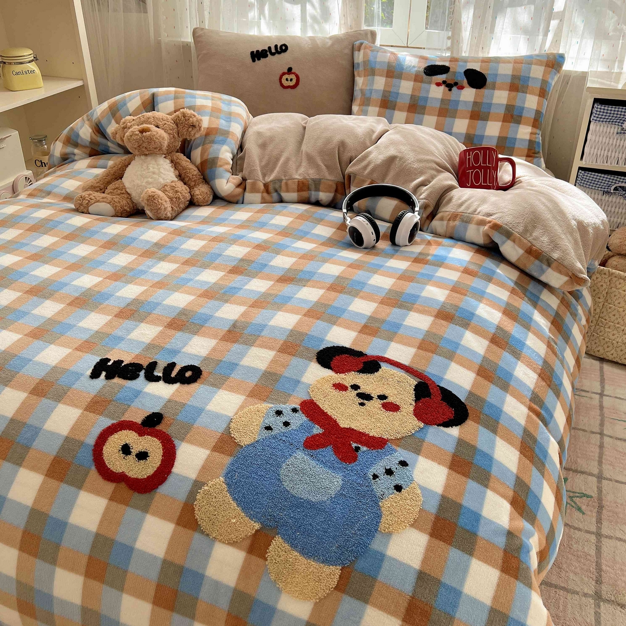 91家纺网 家纺一手货源 找家纺 顾里家纺 2025秋冬新款童趣毛巾绣印花牛奶绒四件套 摩卡小熊