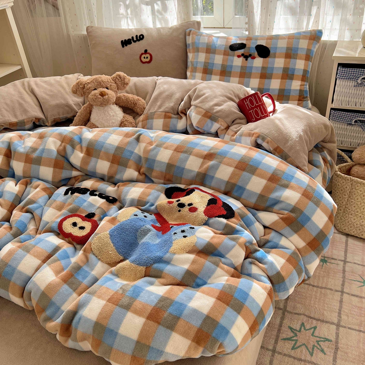 91家纺网 家纺一手货源 找家纺 顾里家纺 2025秋冬新款童趣毛巾绣印花牛奶绒四件套 摩卡小熊