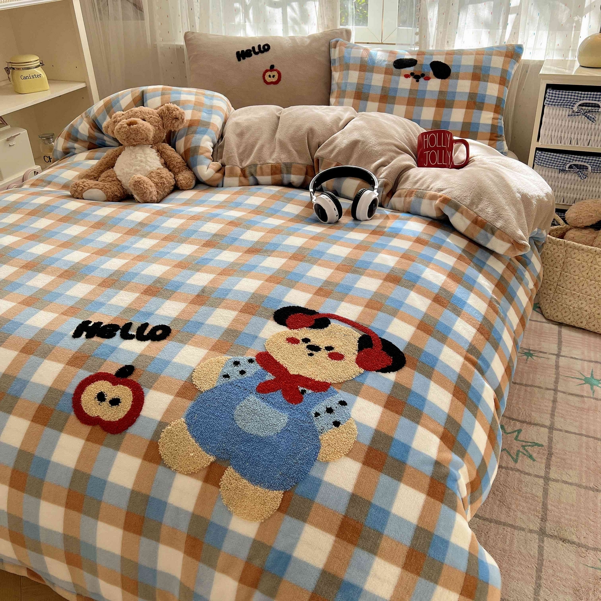 91家纺网 家纺一手货源 找家纺 顾里家纺 2025秋冬新款童趣毛巾绣印花牛奶绒四件套 摩卡小熊