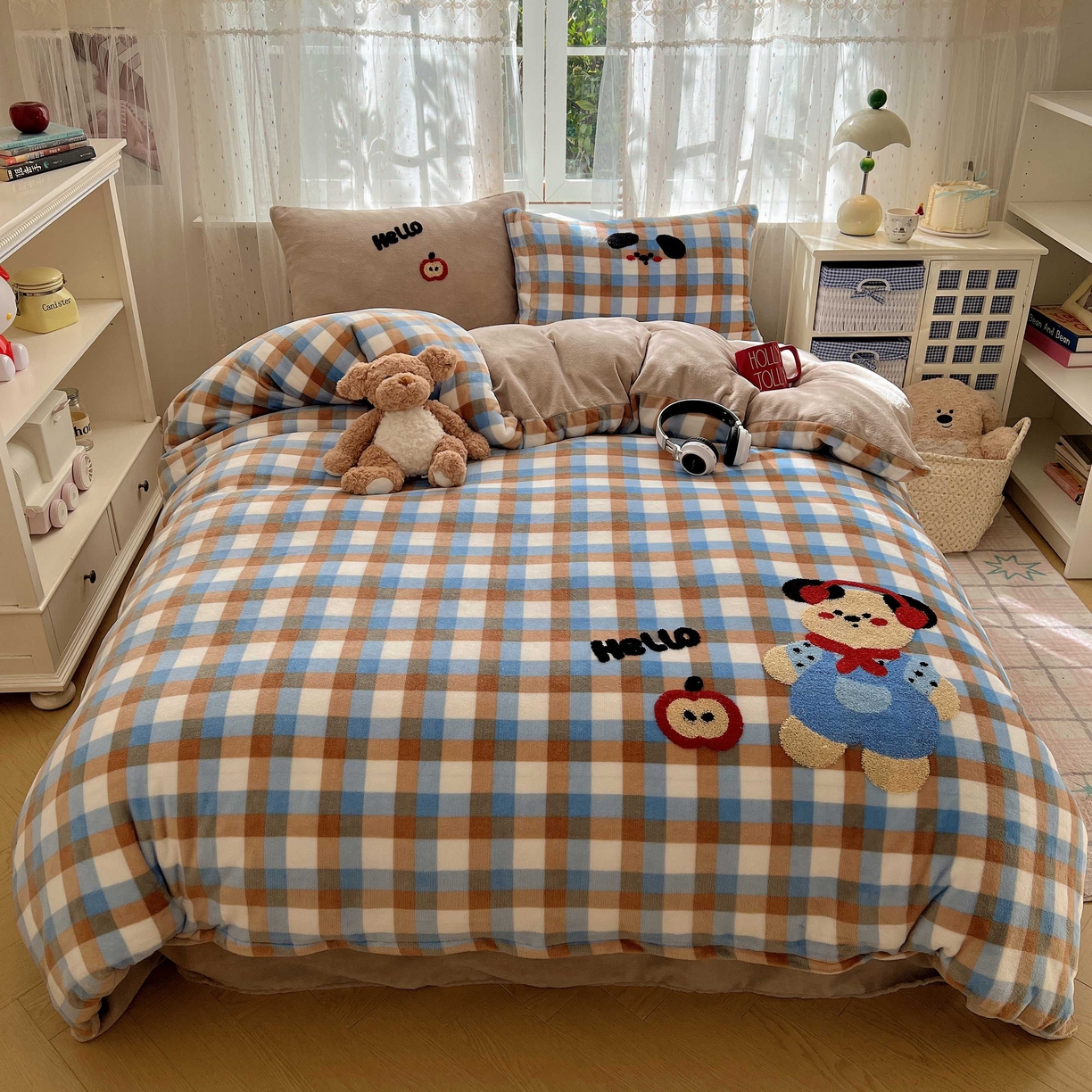 91家纺网 家纺一手货源 找家纺 顾里家纺 2025秋冬新款童趣毛巾绣印花牛奶绒四件套 摩卡小熊