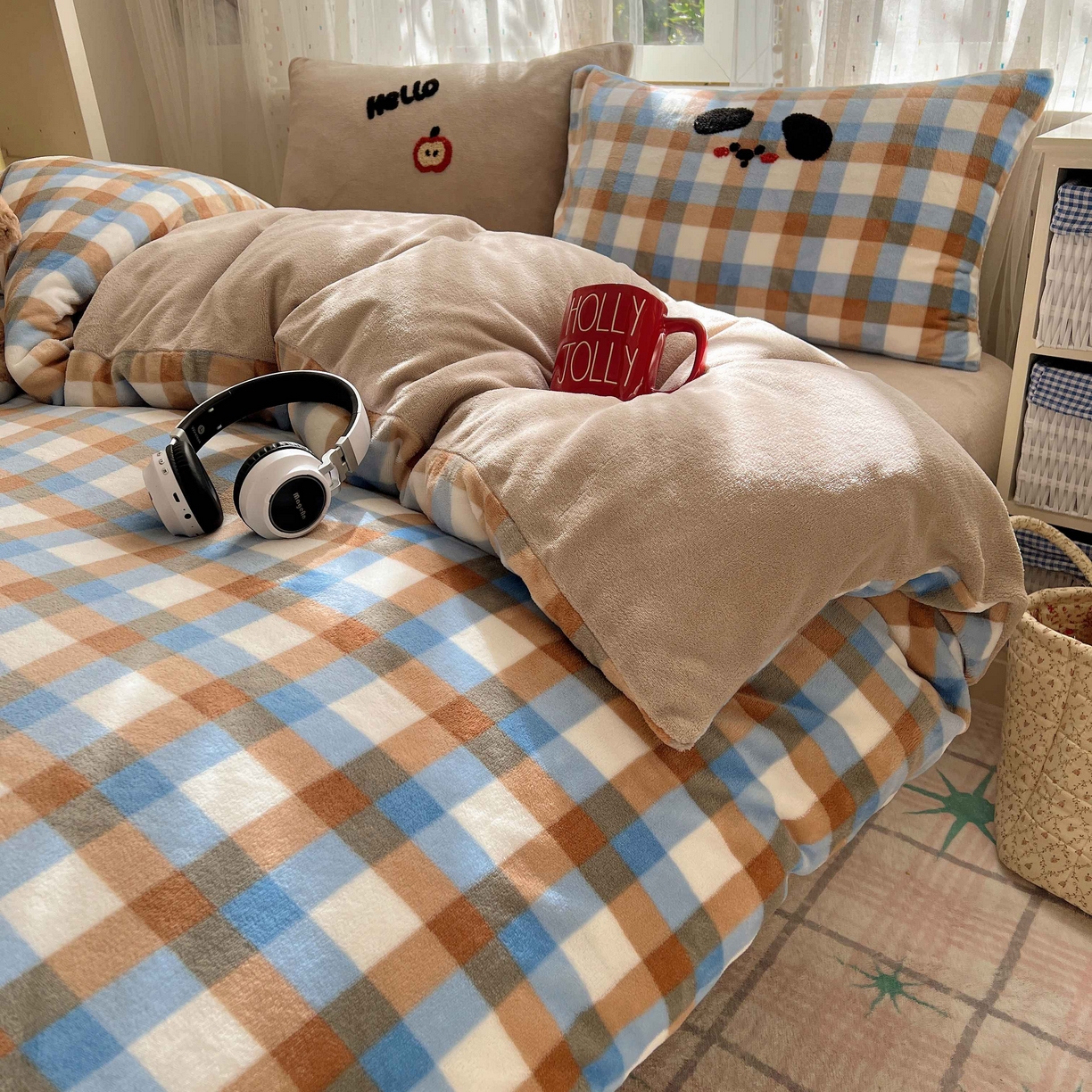 91家纺网 家纺一手货源 找家纺 顾里家纺 2025秋冬新款童趣毛巾绣印花牛奶绒四件套 摩卡小熊