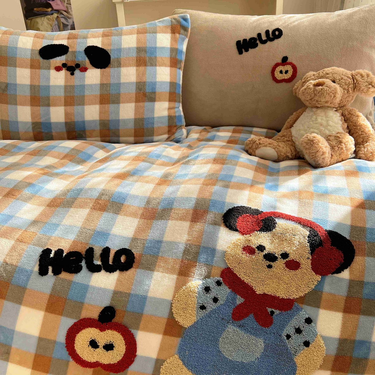 91家纺网 家纺一手货源 找家纺 顾里家纺 2025秋冬新款童趣毛巾绣印花牛奶绒四件套 摩卡小熊