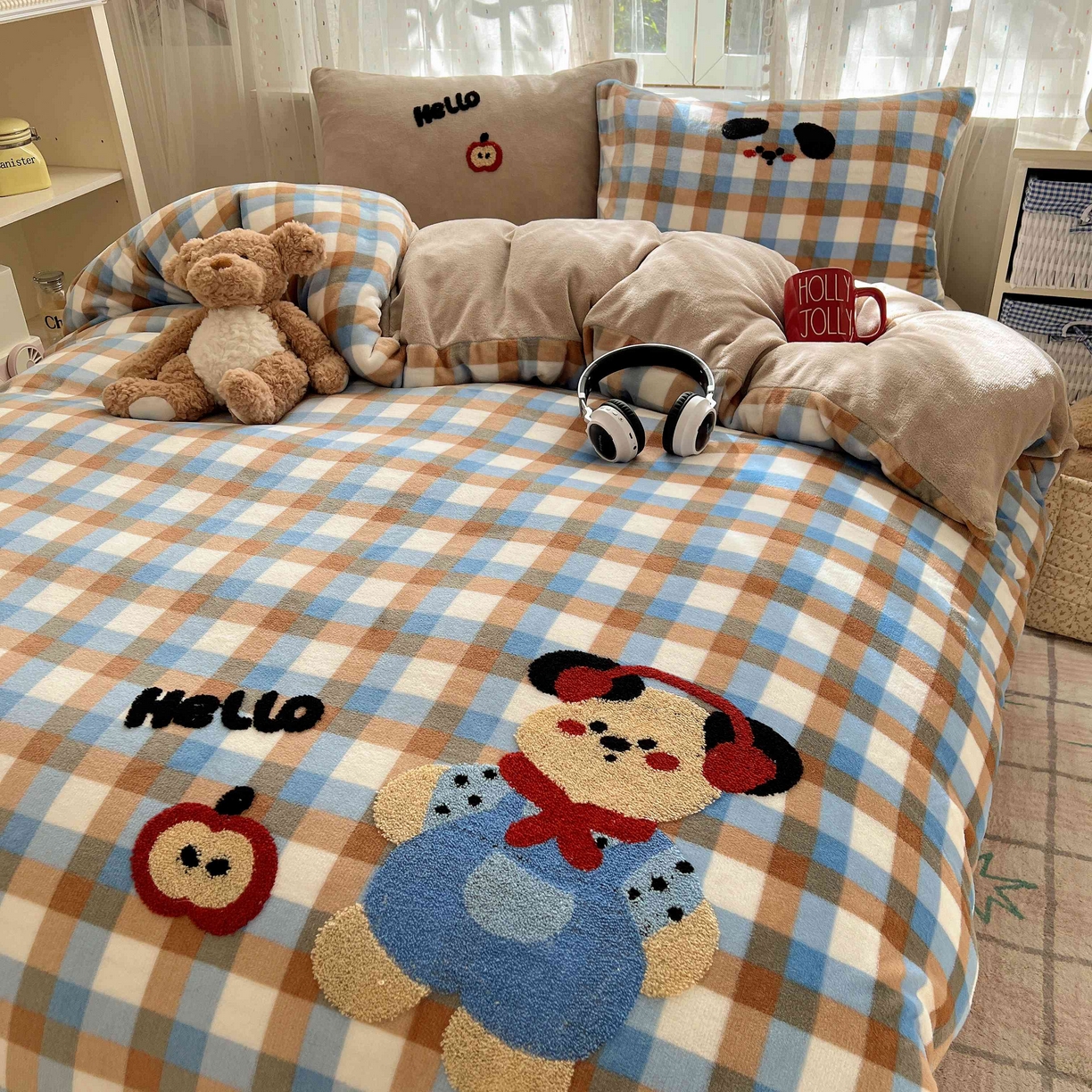 91家纺网 家纺一手货源 找家纺 顾里家纺 2025秋冬新款童趣毛巾绣印花牛奶绒四件套 摩卡小熊