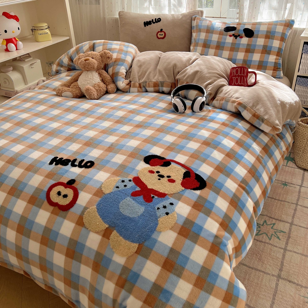 91家纺网 家纺一手货源 找家纺 顾里家纺 2025秋冬新款童趣毛巾绣印花牛奶绒四件套 摩卡小熊