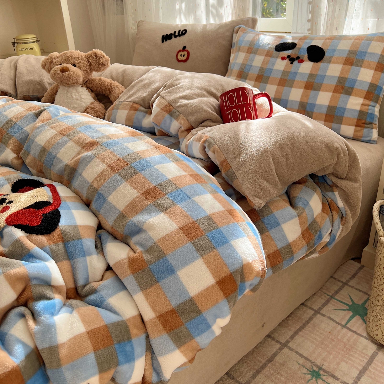 91家纺网 家纺一手货源 找家纺 顾里家纺 2025秋冬新款童趣毛巾绣印花牛奶绒四件套 摩卡小熊