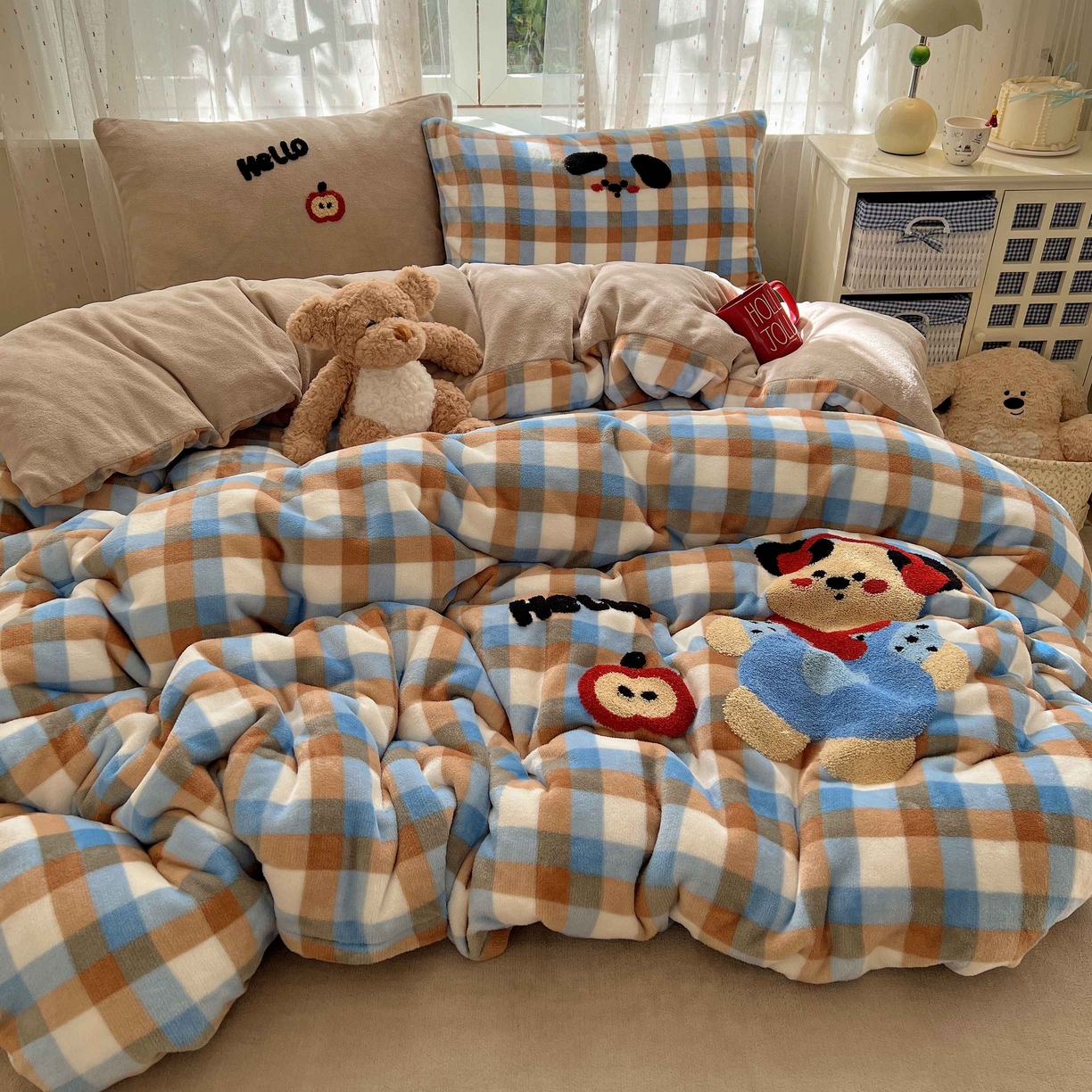 91家纺网 家纺一手货源 找家纺 顾里家纺 2025秋冬新款童趣毛巾绣印花牛奶绒四件套 摩卡小熊