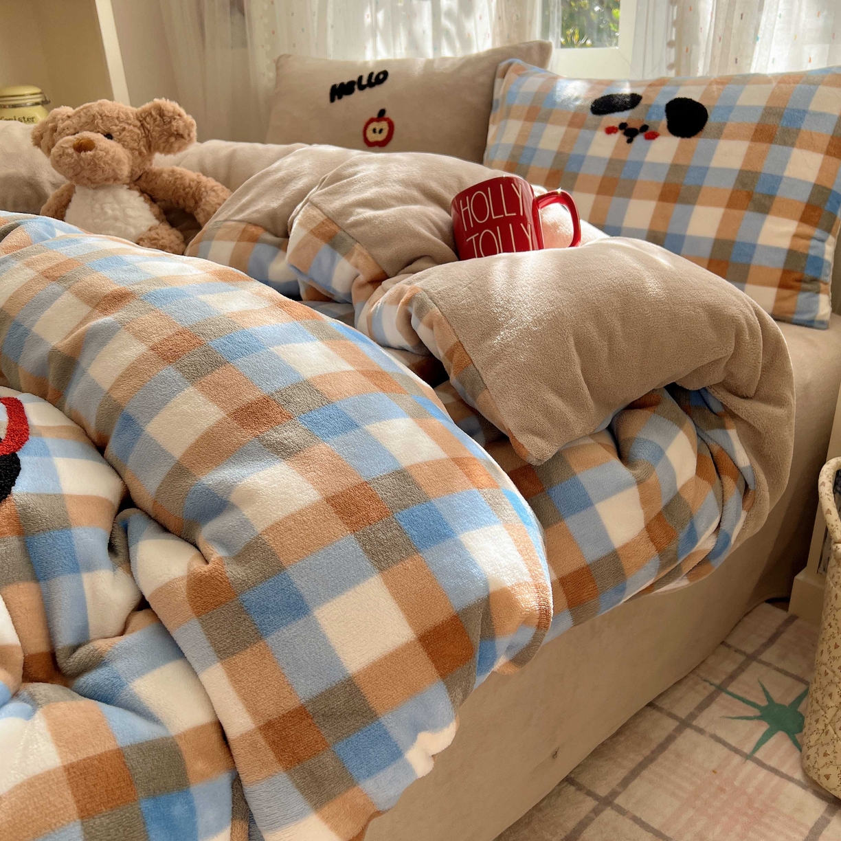 91家纺网 家纺一手货源 找家纺 顾里家纺 2025秋冬新款童趣毛巾绣印花牛奶绒四件套 摩卡小熊