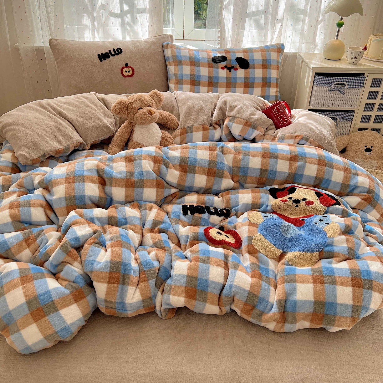 91家纺网 家纺一手货源 找家纺 顾里家纺 2025秋冬新款童趣毛巾绣印花牛奶绒四件套 摩卡小熊