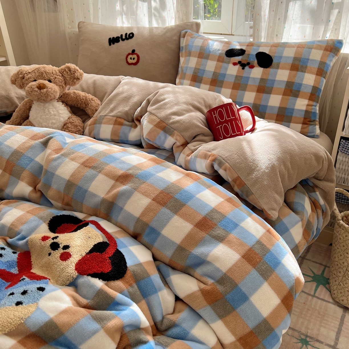 91家纺网 家纺一手货源 找家纺 顾里家纺 2025秋冬新款童趣毛巾绣印花牛奶绒四件套 摩卡小熊