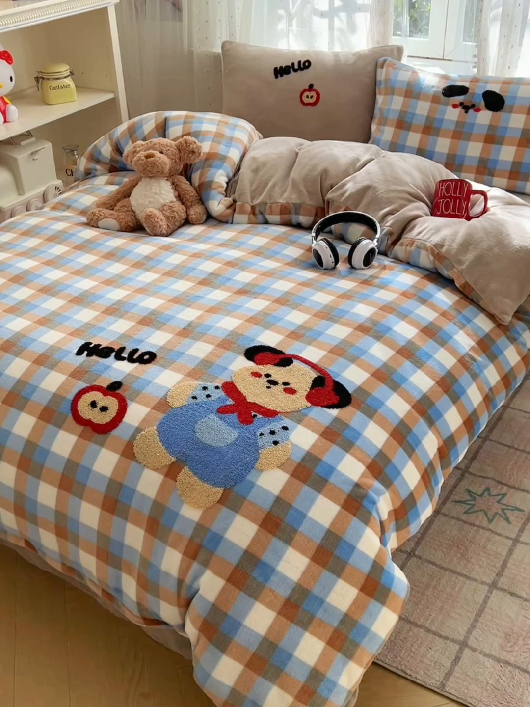 91家纺网 家纺一手货源 找家纺 顾里家纺 2025秋冬新款童趣毛巾绣印花牛奶绒四件套 摩卡小熊