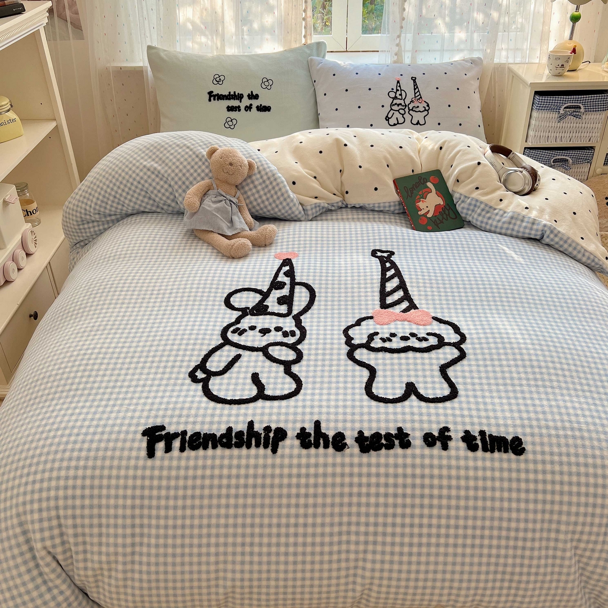 91家纺网 家纺一手货源 找家纺 顾里家纺 2025秋冬新款童趣毛巾绣印花牛奶绒四件套 奶泡狗狗