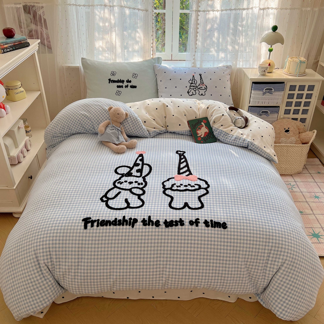 91家纺网 家纺一手货源 找家纺 顾里家纺 2025秋冬新款童趣毛巾绣印花牛奶绒四件套 奶泡狗狗