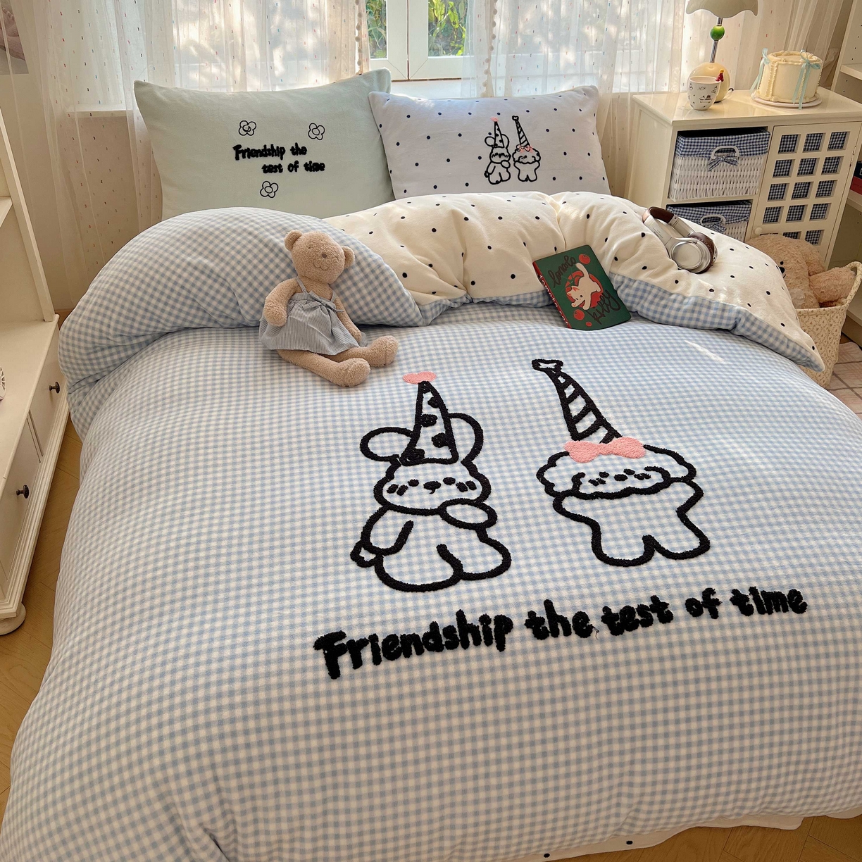 91家纺网 家纺一手货源 找家纺 顾里家纺 2025秋冬新款童趣毛巾绣印花牛奶绒四件套 奶泡狗狗