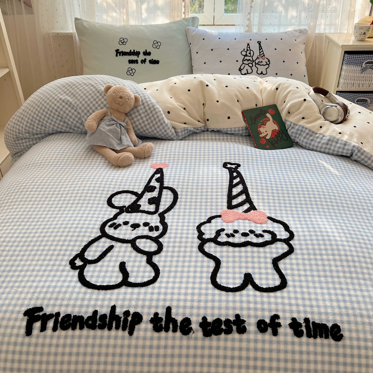 91家纺网 家纺一手货源 找家纺 顾里家纺 2025秋冬新款童趣毛巾绣印花牛奶绒四件套 奶泡狗狗