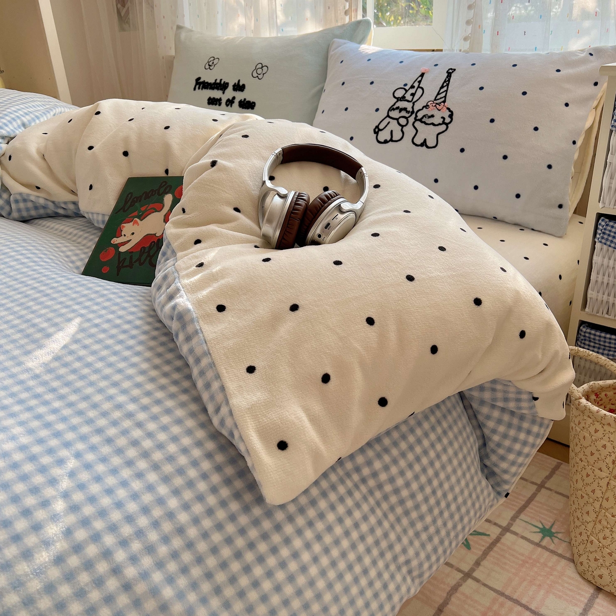 91家纺网 家纺一手货源 找家纺 顾里家纺 2025秋冬新款童趣毛巾绣印花牛奶绒四件套 奶泡狗狗