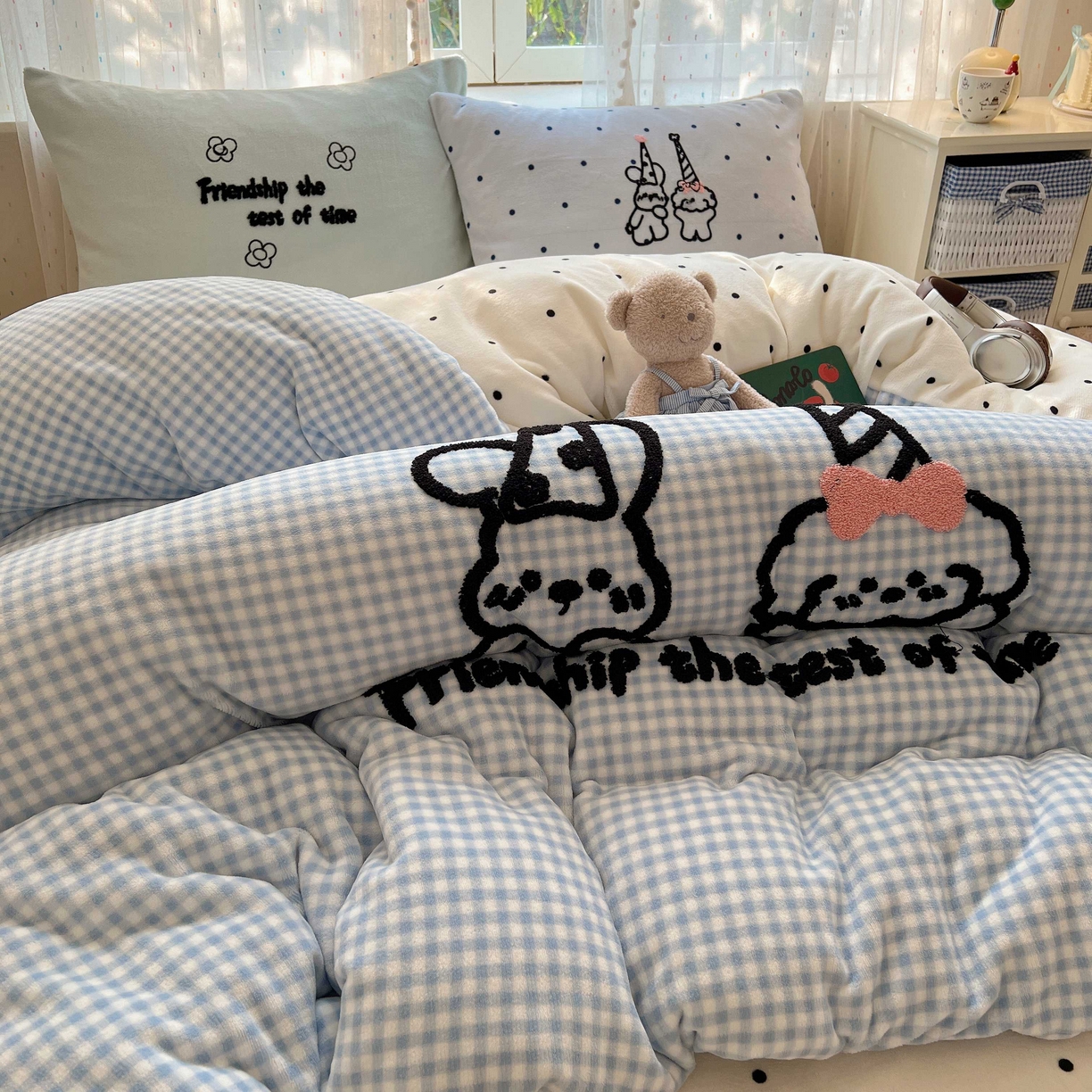 91家纺网 家纺一手货源 找家纺 顾里家纺 2025秋冬新款童趣毛巾绣印花牛奶绒四件套 奶泡狗狗