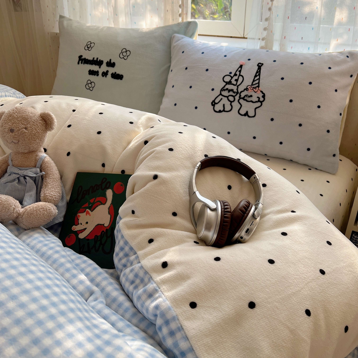 91家纺网 家纺一手货源 找家纺 顾里家纺 2025秋冬新款童趣毛巾绣印花牛奶绒四件套 奶泡狗狗