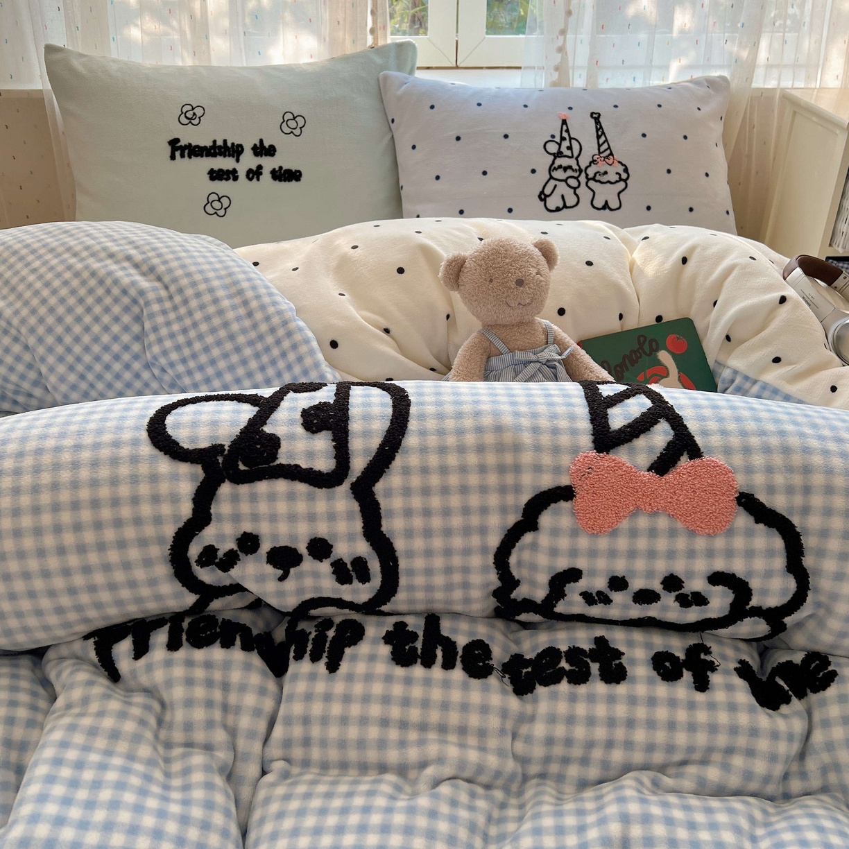 91家纺网 家纺一手货源 找家纺 顾里家纺 2025秋冬新款童趣毛巾绣印花牛奶绒四件套 奶泡狗狗