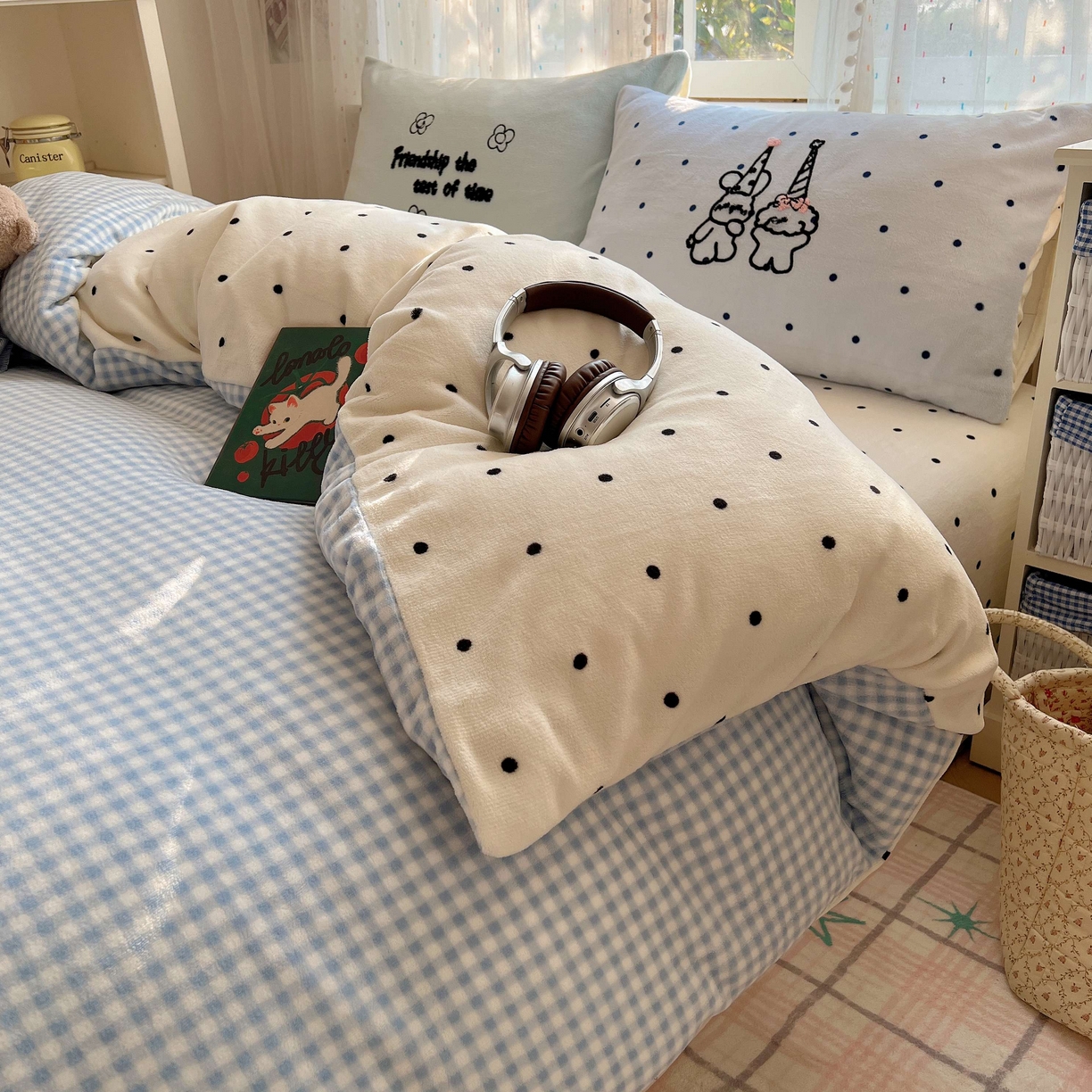 91家纺网 家纺一手货源 找家纺 顾里家纺 2025秋冬新款童趣毛巾绣印花牛奶绒四件套 奶泡狗狗