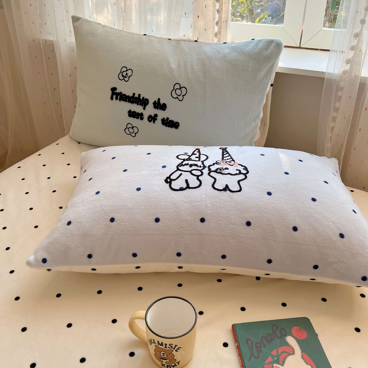 91家纺网 家纺一手货源 找家纺 顾里家纺 2025秋冬新款童趣毛巾绣印花牛奶绒四件套 奶泡狗狗