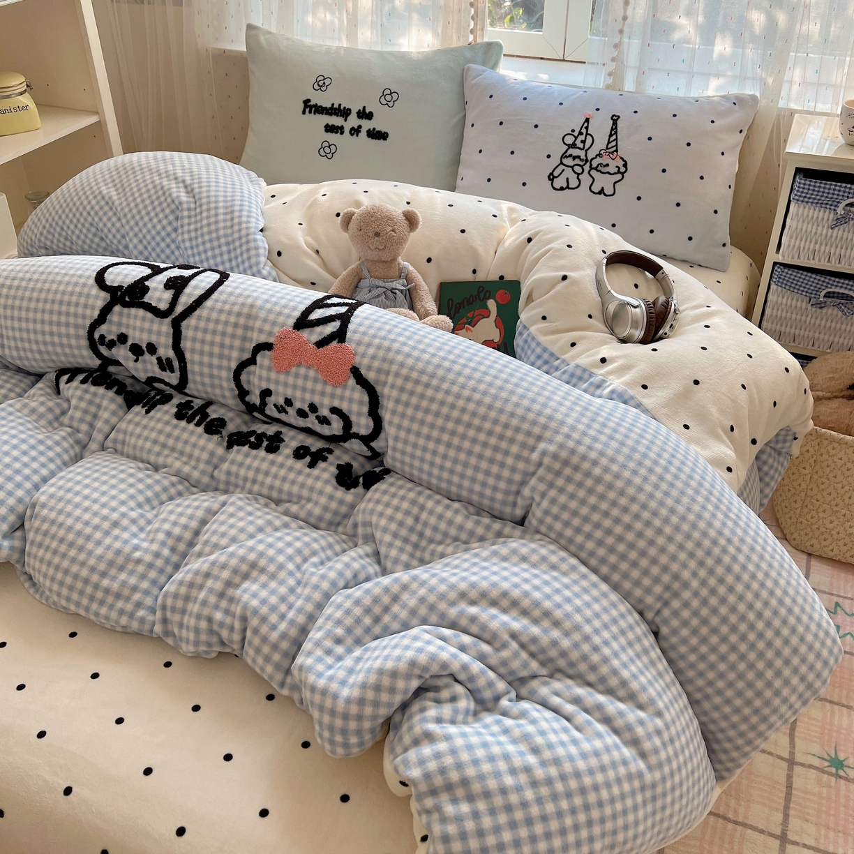 91家纺网 家纺一手货源 找家纺 顾里家纺 2025秋冬新款童趣毛巾绣印花牛奶绒四件套 奶泡狗狗