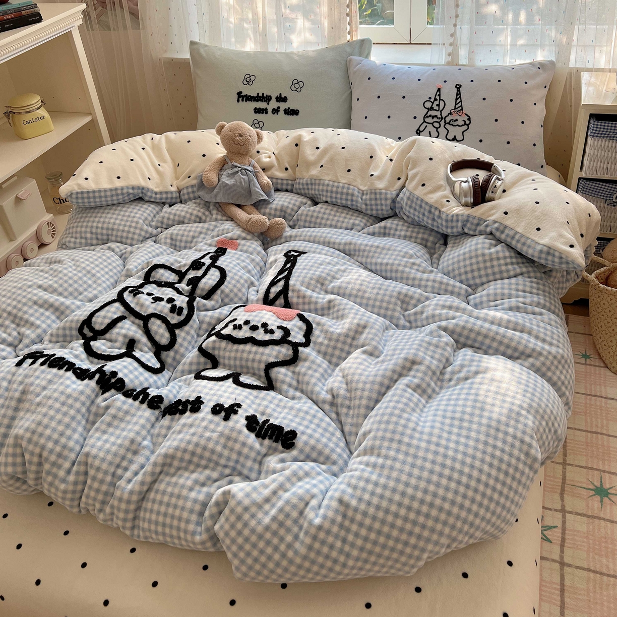 91家纺网 家纺一手货源 找家纺 顾里家纺 2025秋冬新款童趣毛巾绣印花牛奶绒四件套 奶泡狗狗