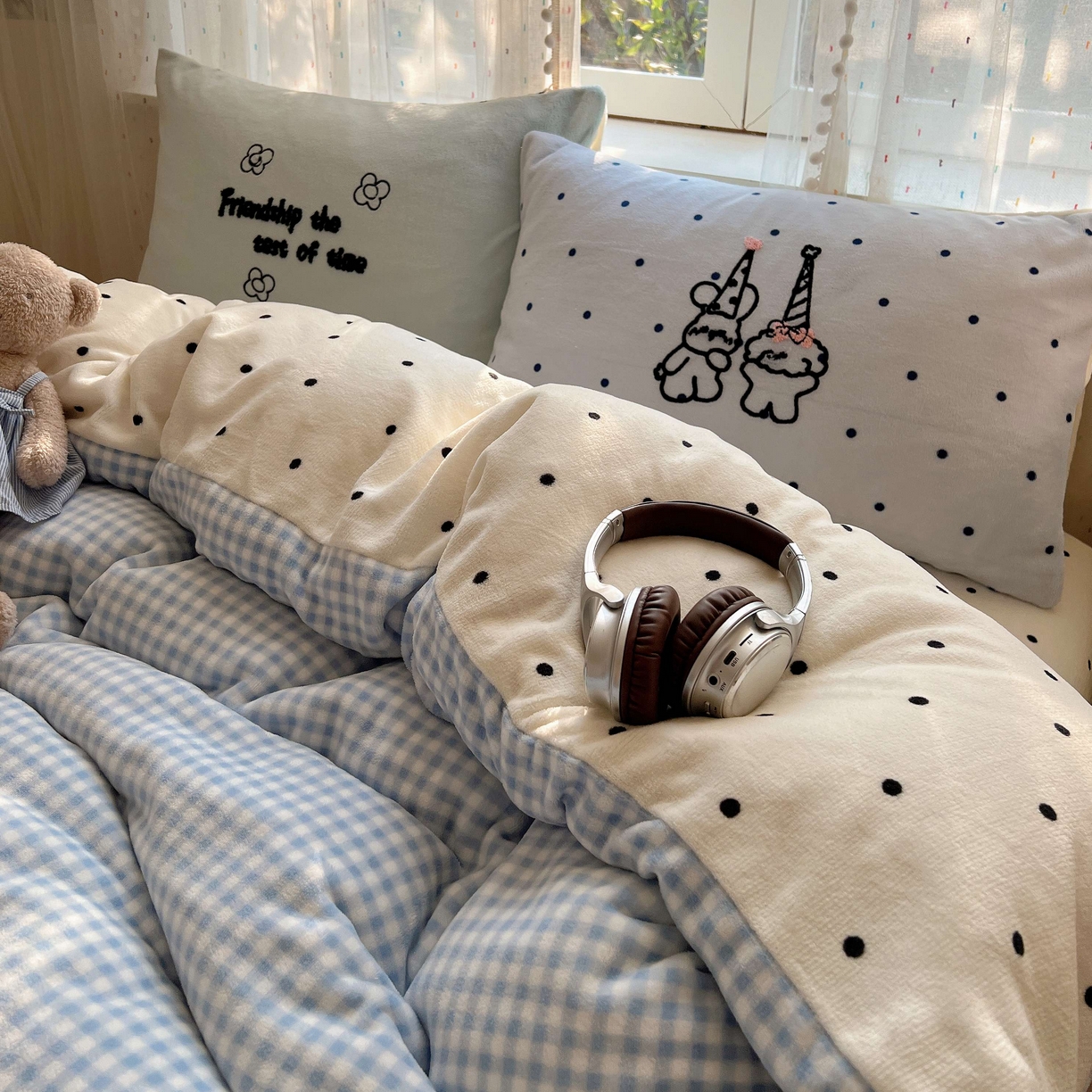 91家纺网 家纺一手货源 找家纺 顾里家纺 2025秋冬新款童趣毛巾绣印花牛奶绒四件套 奶泡狗狗