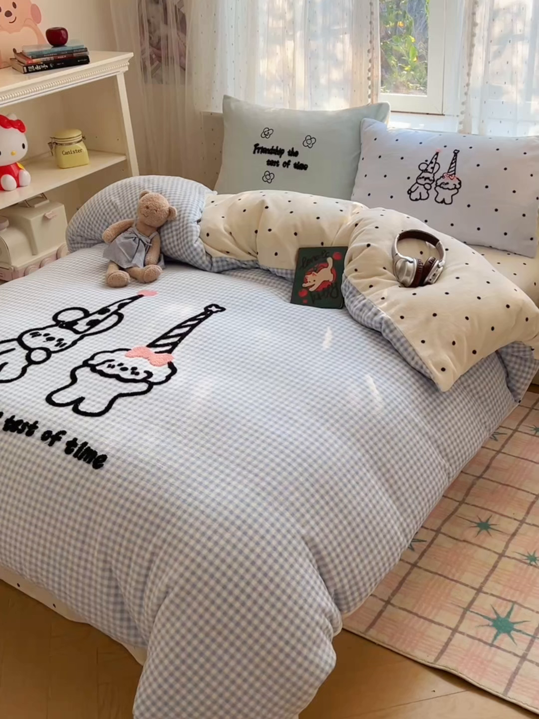 91家纺网 家纺一手货源 找家纺 顾里家纺 2025秋冬新款童趣毛巾绣印花牛奶绒四件套 奶泡狗狗