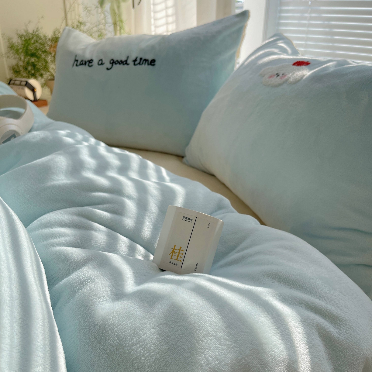 91家纺网 家纺一手货源 找家纺 顾里家纺 2025秋冬新款童趣毛巾绣印花牛奶绒四件套 苹果狗