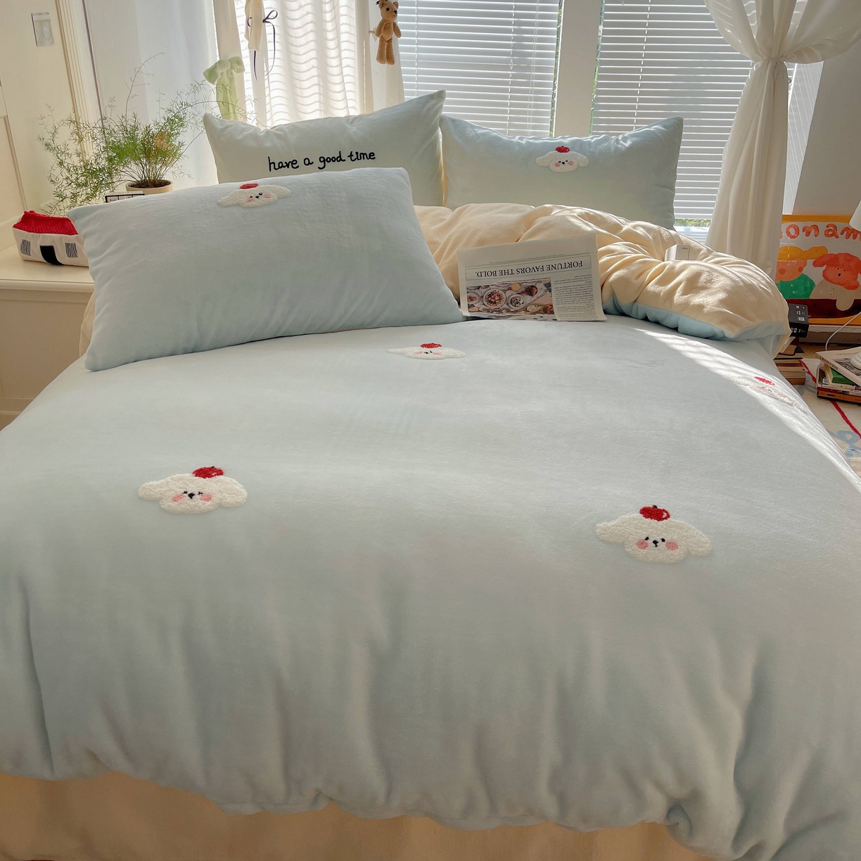 91家纺网 家纺一手货源 找家纺 顾里家纺 2025秋冬新款童趣毛巾绣印花牛奶绒四件套 苹果狗