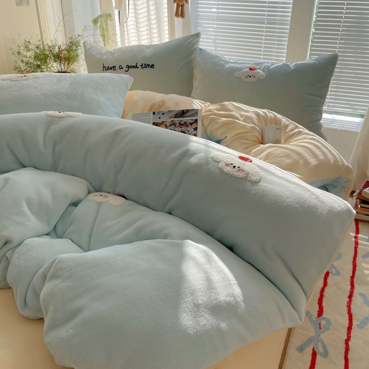 91家纺网 家纺一手货源 找家纺 顾里家纺 2025秋冬新款童趣毛巾绣印花牛奶绒四件套 苹果狗