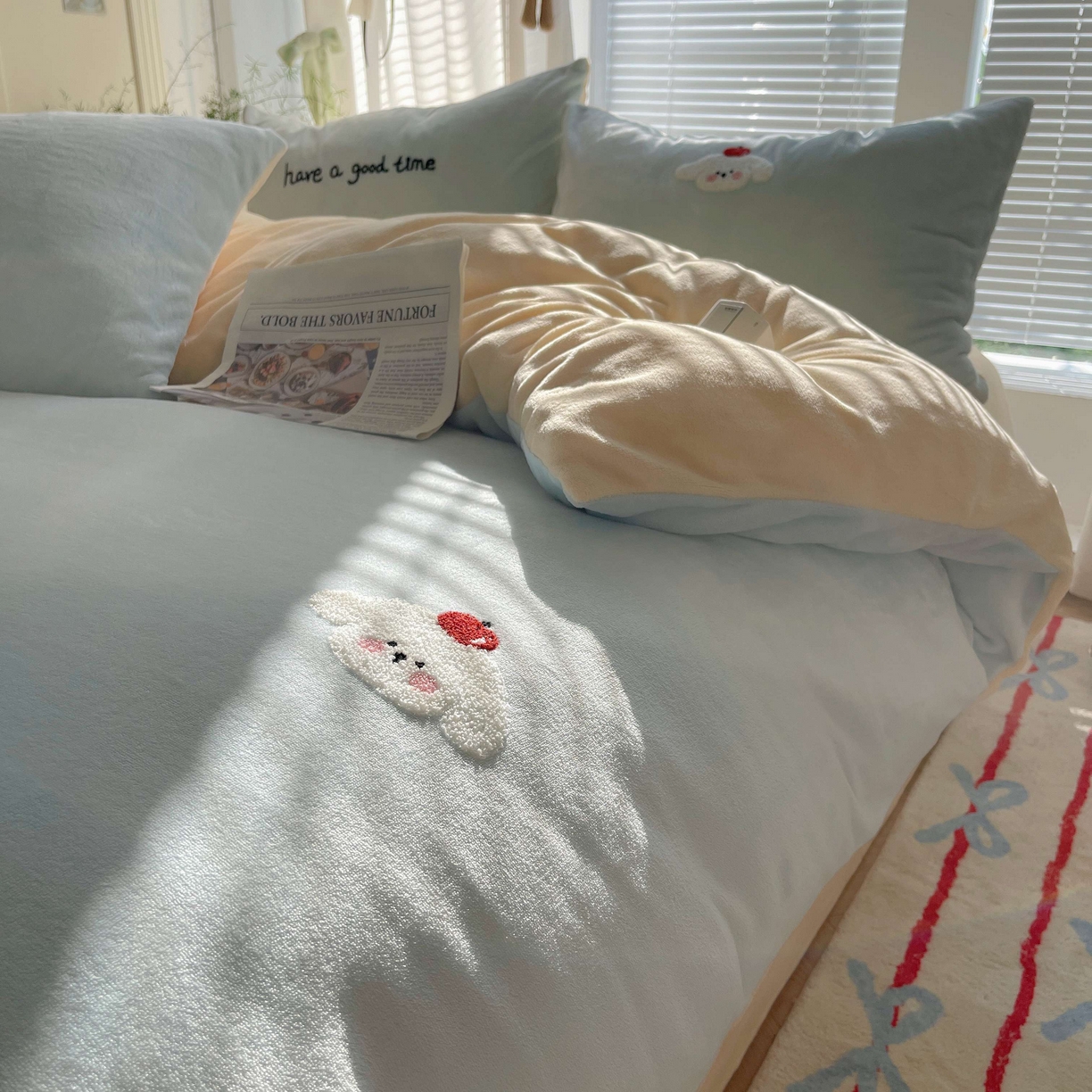 91家纺网 家纺一手货源 找家纺 顾里家纺 2025秋冬新款童趣毛巾绣印花牛奶绒四件套 苹果狗