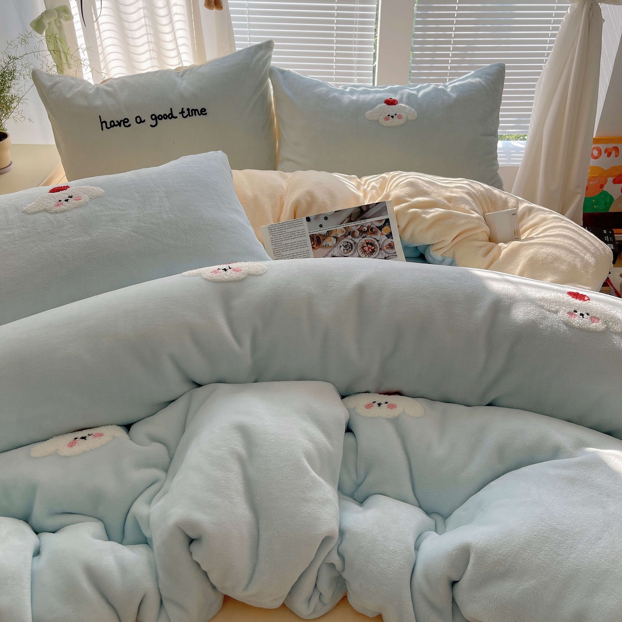 91家纺网 家纺一手货源 找家纺 顾里家纺 2025秋冬新款童趣毛巾绣印花牛奶绒四件套 苹果狗